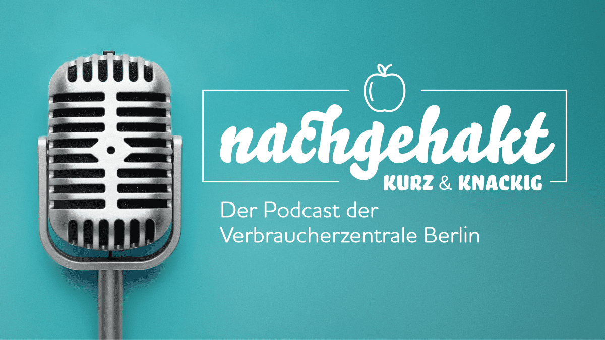 ``` Grafik mit einem silbernen Retro-Mikrofon links und dem Text "nachgehakt KURZ & KNACKIG" rechts, begleitet von einer stilisierten Apfelzeichnung. Darunter steht "Der Podcast der Verbraucherzentrale Berlin" auf einem türkisfarbenen Hintergrund. ```
