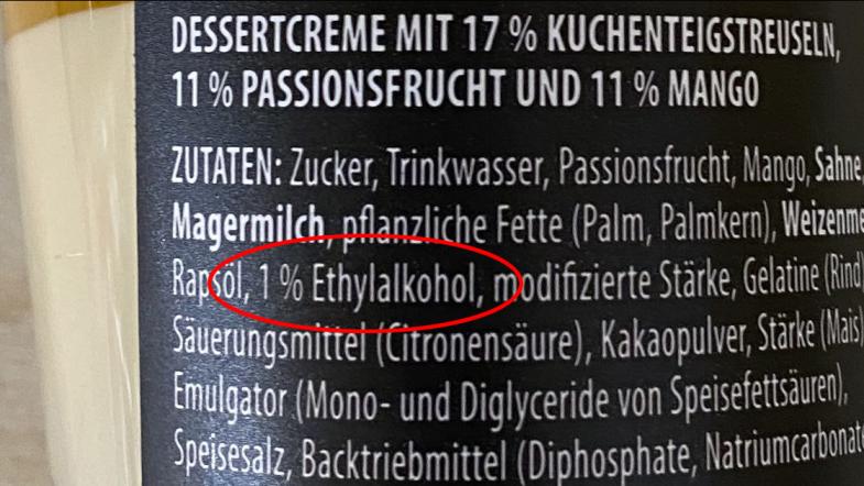 Zutatenliste eines Glases Dessertcreme mit eingekreistem Wort "Ethylalkohol"