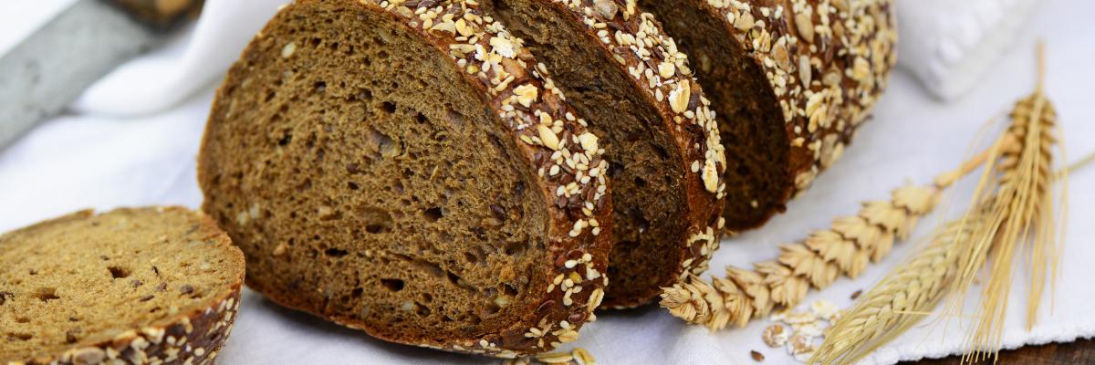 Ein Brot liegt angeschnitten im Brotkorb.
