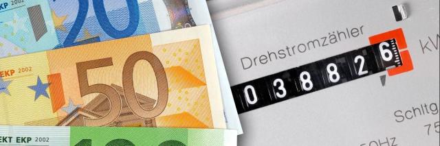 Geldscheine liegen auf einem Stromzähler