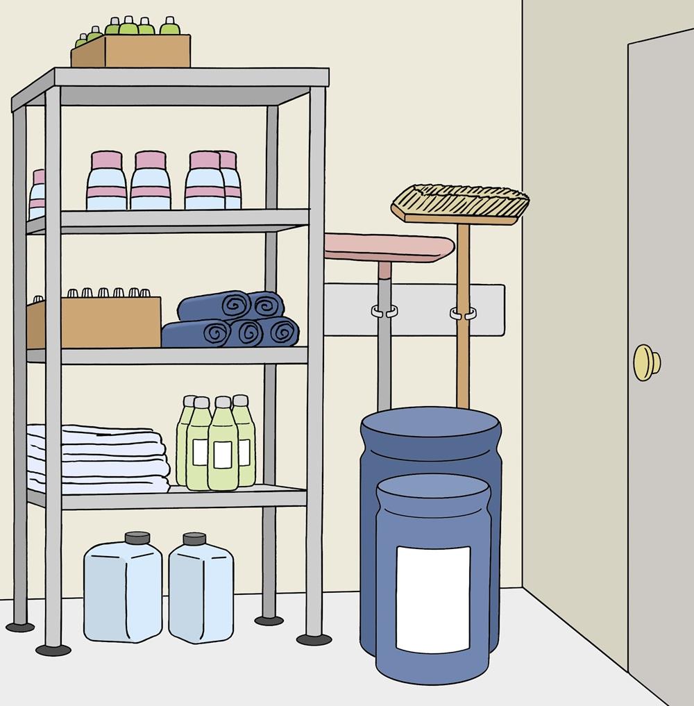 kellerregal mit Flaschen und Putzmittel