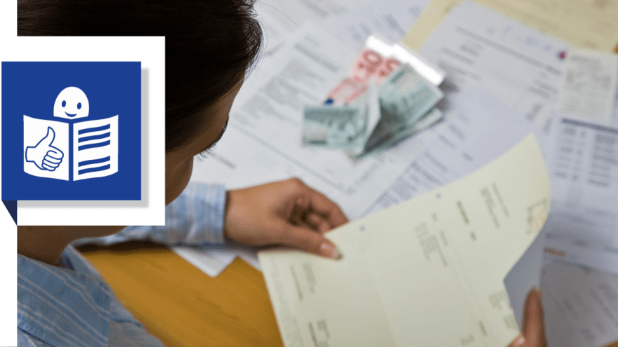 Eine Frau vor einer Rechnung und Geld neben dem Symbol für Leichte Sprache.