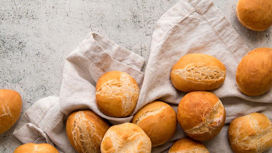 Brötchen liegen auf einem Küchenhandtuch