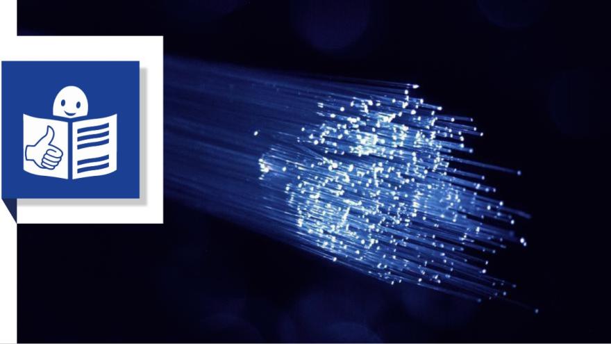 Fotografie von einem Bündel Glasfaserkabel, die an den Enden weiß leuchten, auf dunkelblauem Hintergrund. Links am Rand befindet sich das Symbol für Leichte Sprache.